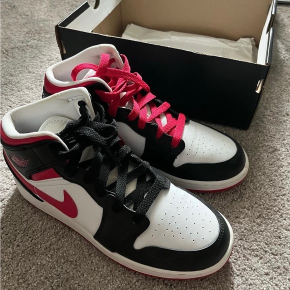 jordan 1 mids - Picture 2 of 3